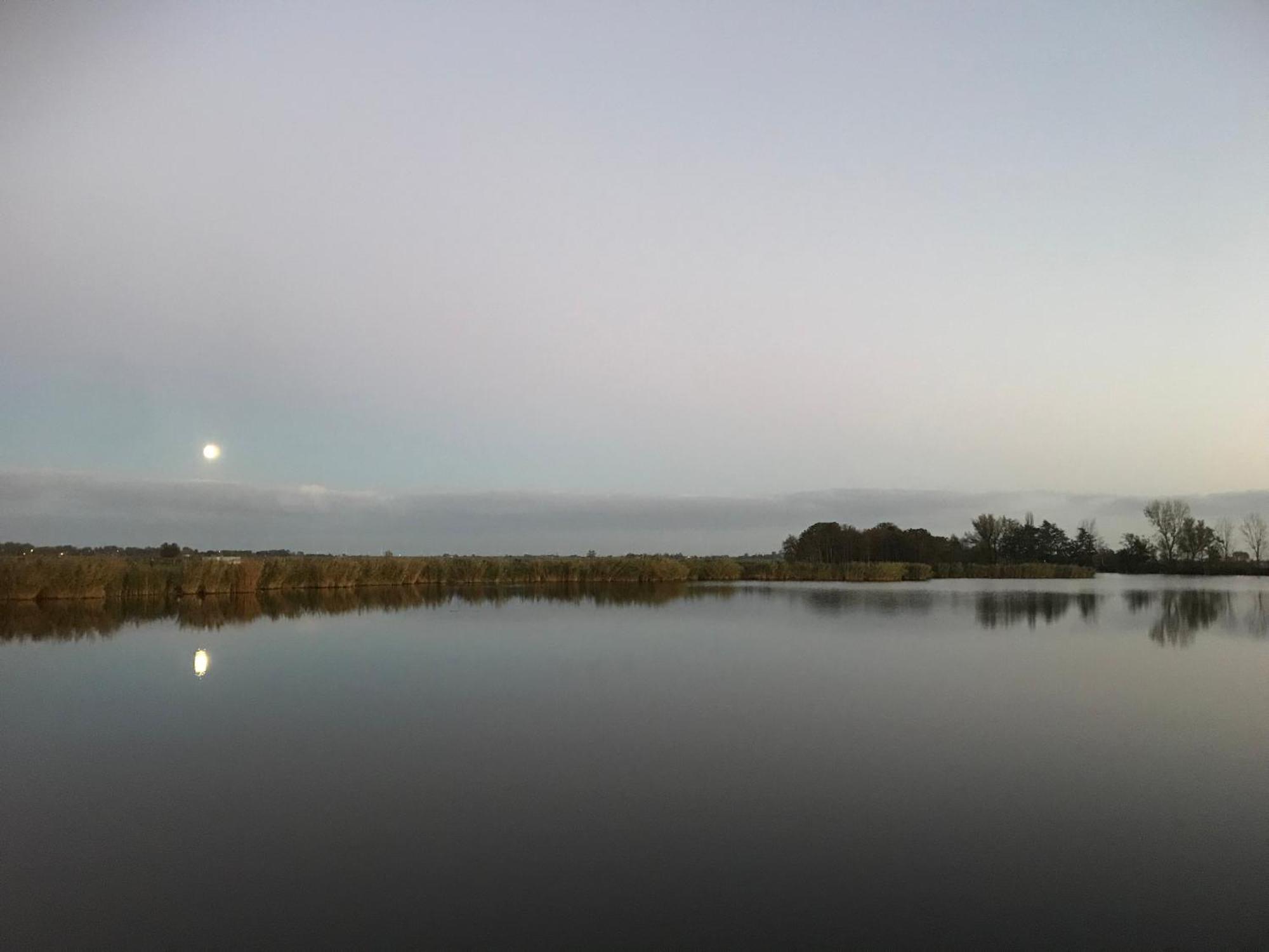 Over Lake Monnickendam Esterno foto